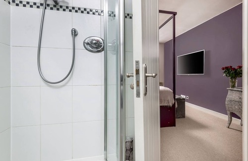 Hurley House | The Set - Room With En-suite