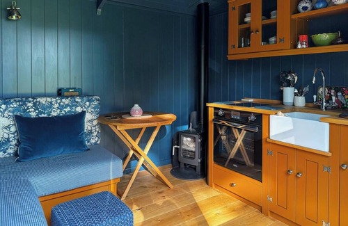 Lupton House | The Sett, a Stunning Shepherd’s Hut & Hot Tub