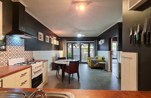 Port Pirie South Apartment | The Settler - Stylish One Bedroom Living