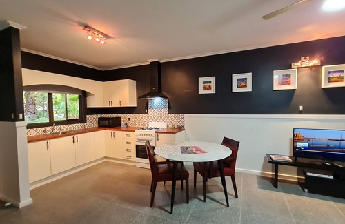 Port Pirie South Apartment | The Settler - Stylish One Bedroom Living