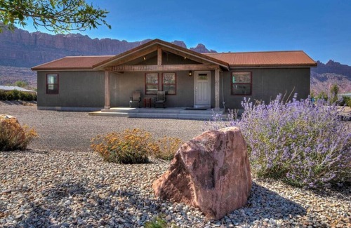Moab South Valley House | The Shack I Private Hot Tub I Trailer Parking I RV Hookups