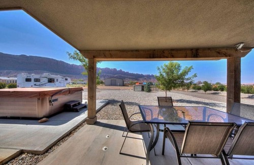 Moab South Valley House | The Shack I Private Hot Tub I Trailer Parking I RV Hookups