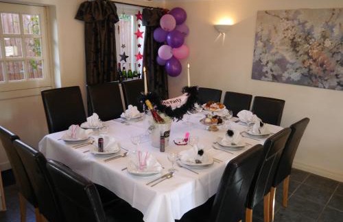 Saintbury House | The Shakespeare Lodge - Sleeps up to 12 - HOT TUB