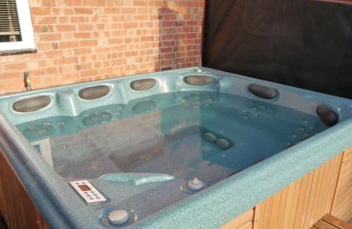 Saintbury House | The Shakespeare Lodge - Sleeps up to 12 - HOT TUB