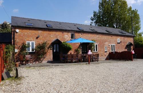 Saintbury House | The Shakespeare Lodge - Sleeps up to 12 - HOT TUB
