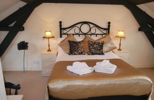 Saintbury House | The Shakespeare Lodge - Sleeps up to 12 - HOT TUB