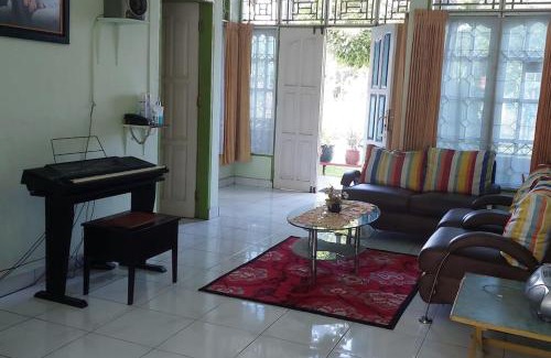 Padang House | the Sharpes Place. Open view,close to the city