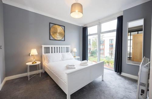 Wythenshawe Apartment | The Sharston - Free Parking & Close To Airport