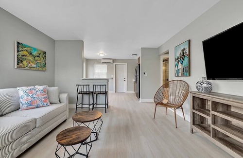 North Beach Apartment | The Shell on Walnut | 1BR w/Bath | Hollywood Beach | Free Parking