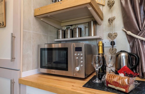 Robin Hood's Bay Cottage | THE SHEPHERD'S REST, romantic, with a garden in Robin Hood’s Bay