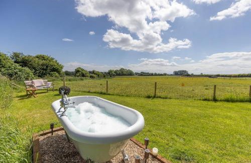 Scarborough Apartment | The Shepherd's Retreat Secluded and private Cosy Hut Outdoor Bath with Firepit