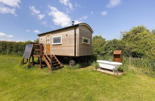 Scarborough Apartment | The Shepherd's Retreat Secluded and private Cosy Hut Outdoor Bath with Firepit