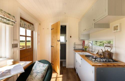 Scarborough Apartment | The Shepherd's Retreat Secluded and private Cosy Hut Outdoor Bath with Firepit