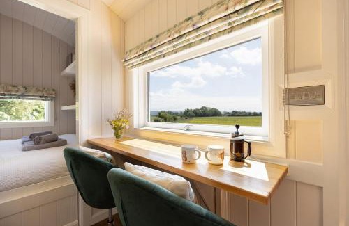 Scarborough Apartment | The Shepherd's Retreat Secluded and private Cosy Hut Outdoor Bath with Firepit
