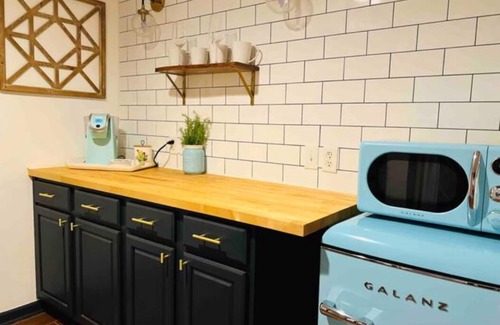 Dundee-Happy Hollow Historic District Apartment | The Ship House Apartment in Historic Dundee Omaha