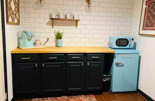 Dundee-Happy Hollow Historic District Apartment | The Ship House Apartment in Historic Dundee Omaha