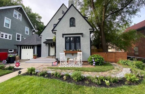 Dundee-Happy Hollow Historic District Apartment | The Ship House Apartment in Historic Dundee Omaha
