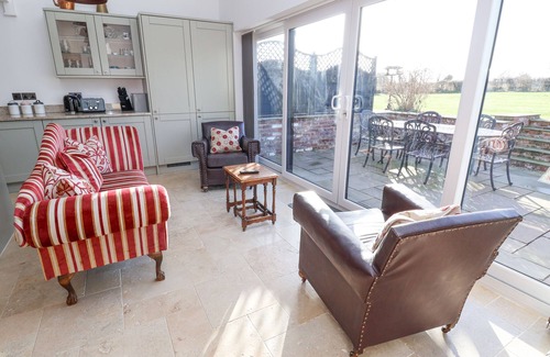 Hapsford Cottage | THE SHIPPON, family friendly, with hot tub in Helsby