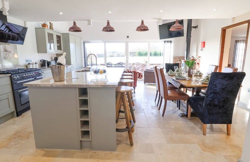 Hapsford Cottage | THE SHIPPON, family friendly, with hot tub in Helsby