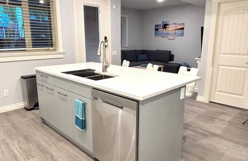 Southwest Mission Apartment | The Shore & Vine - 2 Bedroom Suite w/Private Hot Tub, Full Kitchen, Laundry,BBQ