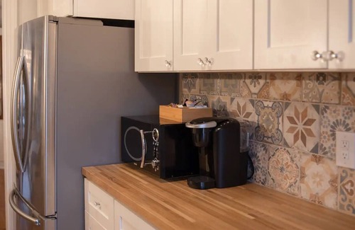 Grandview Heights Apartment | The Shores- Hot Tub- King Bed- Near OSU