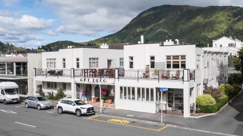 Picton Apartment | The Signal - Stylish Deco Apt with Deck and Marina View