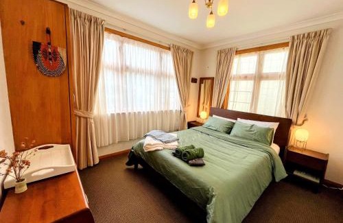 Picton Apartment | The Signal - Stylish Deco Apt with Deck and Marina View