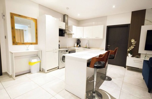 Accra Apartment | The Signature Apartment Unit A407-Charming 2-bedroom in Accra with AC, Free WiFi