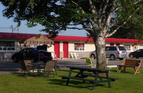 Central Huron Hotel | The Silver Birch Motel