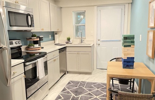 Murray Hill Apartment | The Sky on Post. Walkable, Spotless & Trendy