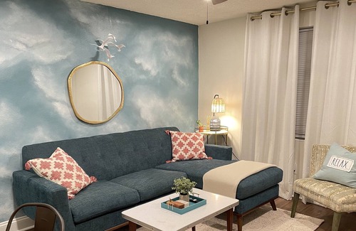 Murray Hill Apartment | The Sky on Post. Walkable, Spotless & Trendy