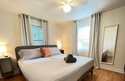 Murray Hill Apartment | The Sky on Post. Walkable, Spotless & Trendy