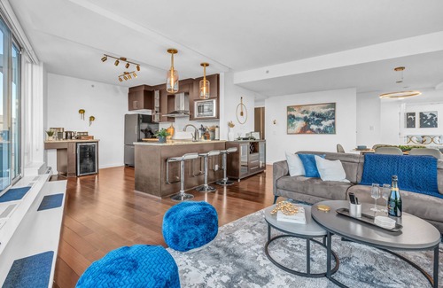 Central Condo | The Skydeck Penthouse - Panoramic Hot Tub Views