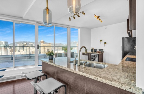 Central Condo | The Skydeck Penthouse - Panoramic Hot Tub Views