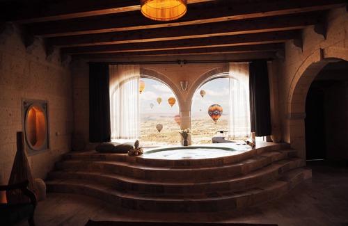 Uchisar Apartment | The Skyfall Jacuzzi Suite with Balloon View and Terrace 302