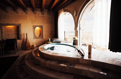 Uchisar Apartment | The Skyfall Jacuzzi Suite with Balloon View and Terrace 302