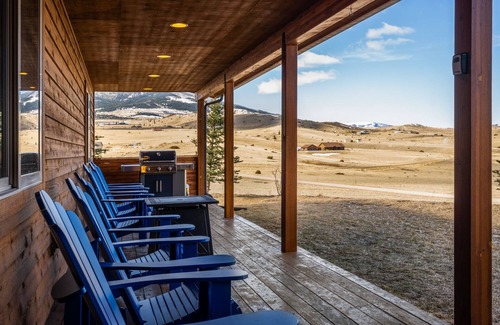 Wineglass House | The Skyhawk Lodge - Wonderful home with incredible views on 10 acres!