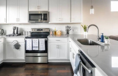 Katie Hill Neighborhood House | The Skyline ⁞ Rooftop·Fire Pit ⁞ 5min 2 DT