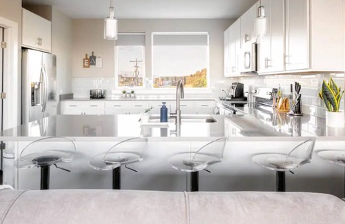 Katie Hill Neighborhood House | The Skyline ⁞ Rooftop·Fire Pit ⁞ 5min 2 DT