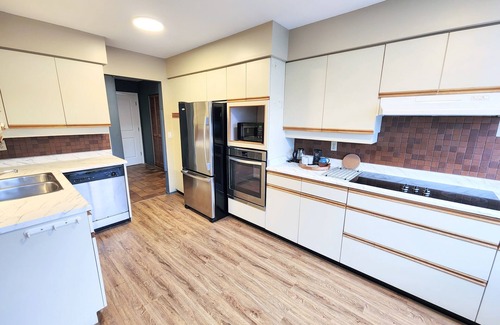 Fairview Condo | The Skyline Suite l S. Granville w patio & parking