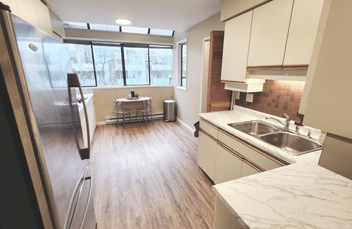 Fairview Condo | The Skyline Suite l S. Granville w patio & parking