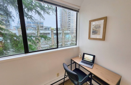 Fairview Condo | The Skyline Suite l S. Granville w patio & parking