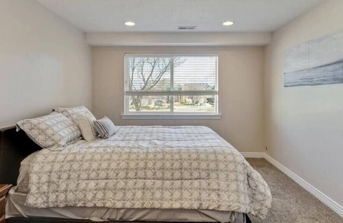 West Jordan House | The Skyline Vista | VIEWS | Sleeps 6