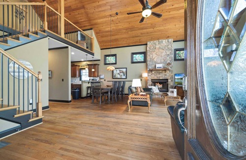 Gumlog House | The Skyline Way Lake House w/Hot Tub & Dock!