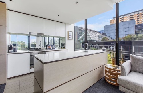 Melbourne Apartment | The SkyNook Sun Drenched Shimmer by Albert Park