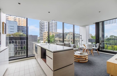 Melbourne Apartment | The SkyNook Sun Drenched Shimmer by Albert Park