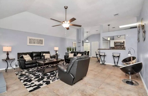 George Bush Park/Eldridge House | The Sleek Escape * Zen Courtyard * Artsy Backyard * Close to City & Attractions