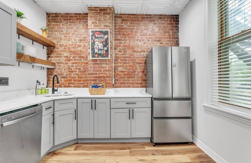 Metro Center Apartment | The Smith Victorian 2BR Brownstone Apartment