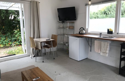 Paeroa Apartment | "The Smithy" light, sunny and spacious studio space with a private courtyard.