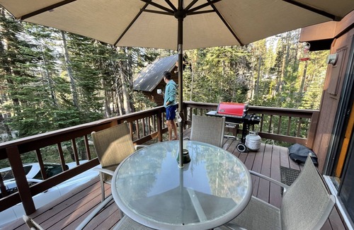 Serene Lakes Cabin | The Snowed Inn at Serene Lakes. Upscale with Hot Tub and Garage Parking!